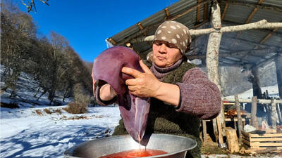 (ویدئو) طرز تهیه جیز بیز، یک غذای سنتی با جگر گاو توسط بانوی روستایی آذربایجانی