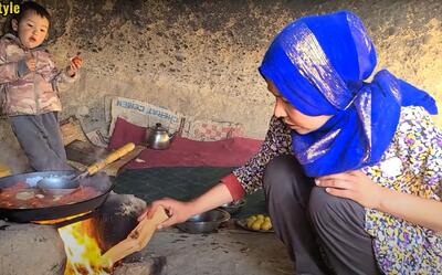 (ویدئو) پخت یک غذای خلاقانه با جگر و دل مرغ توسط یک بانوی جوان غارنشین افغان