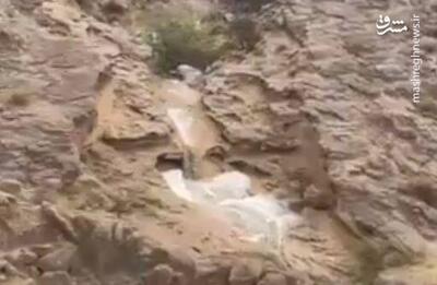 فیلم/ سرازیرشدن آبشار از کوه‌های بندرعباس