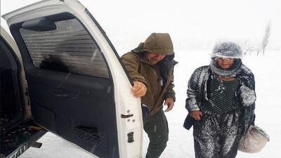 نجات جان پیرمرد ۷۰ ساله از برف و کولاک