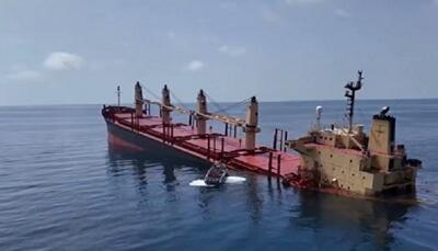 انتقال کشتی نیمه‌غرق‌شده در دریای سرخ به عربستان