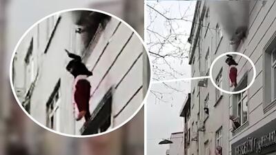 مادری 4 فرزندش را در حضور عابران خیابان از پنجره به پایین انداخت +ویدئو