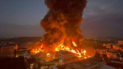 فیلم| آتش سوزی مهیب در یک کارخانه پلاستیک در الخلیل