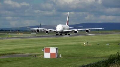 لحظه باشکوه فرود ایرباس A380 ، بزرگترین هواپیمای جهان و بازگشت به آسمان (فیلم)