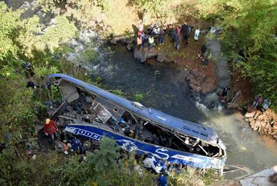 سقوط اتوبوس از روی پلی در مالی به مرگ ده‌ها نفر انجامید