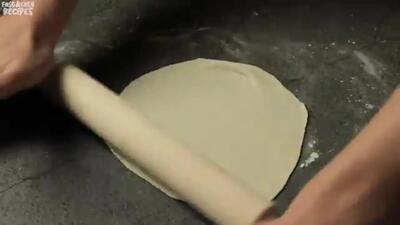 (ویدئو) یک روش ساده برای پخت نان لواش در ماهیتابه به سبک آشپز انگلیسی