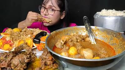 (ویدئو) غذاخوردن با صدا؛ خوردن تماشایی 6.1 کیلو چلوگوشت و مرغ به سبک دختر مشهور هندی