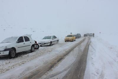 ببینید | مسدود شدن جاده قم اراک و گرفتاری ده‌ها خودرو در کولاک برف