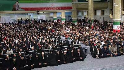 فیلم/ لحظاتی از سرود دسته‌جمعی رای‌ اولی‌ها در حسینیه امام خمینی(ره)