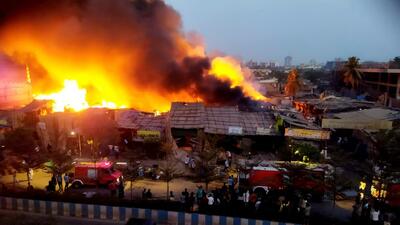 آتش‌سوزی گسترده در غرب بمبئی/ ۴ نفر کشته و مصدوم شدند+ فیلم