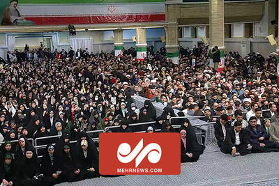 لحظاتی از سرودخوانی رای‌ اولی‌ها در حسینیه امام خمینی(ره)