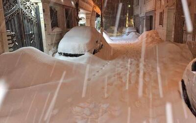 خودرو‌های رها شده وسط خیابان به دلیل بارش برف | رویداد24