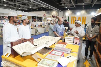 وزیر اعلام عمان از غرفه ایران در نمایشگاه کتاب مسقط بازدید کرد