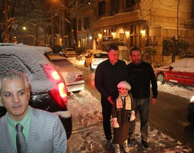 شادی و بوق مردم با دیدن علی دایی در ترافیک و برف