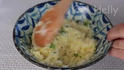 (ویدئو) اگه دو تا تخم مرغ و یه کاسه برنج تو خونه داری، این غذای کانادایی رو درست کن