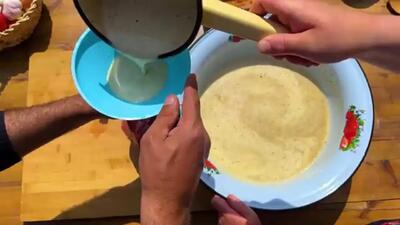 (ویدئو) نحوه پخت جگر سفید با شیر به سبک و سیاق دیدنی یک زوج روستایی آذربایجانی