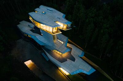 (تصاویر) خانۀ عجیبی که مشهورترین معمار دنیا در جنگل‌های روسیه ساخت
