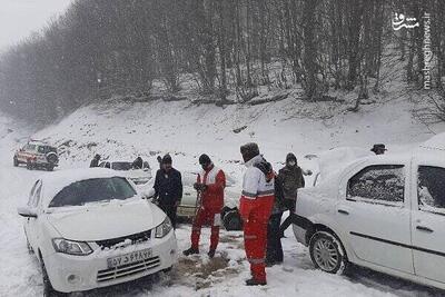 فیلم/ امدادرسانی به خودروهای گرفتار در برف گیلان
