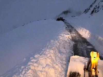گیر کردن ماشین‌های برف‌روبی در برف!+ فیلم