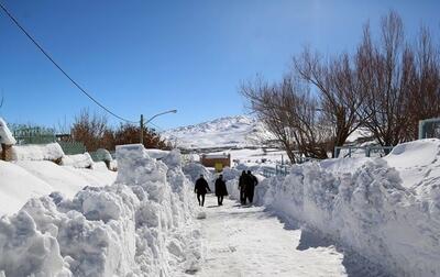 ویدیویی حیرت انگیز از حجم سنگین برف در کوهرنگ | رویداد24