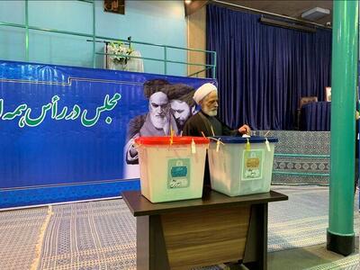 مجید انصاری در حسینیه جماران  رای خود را به صندوق انداخت