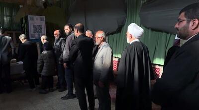 حضور رئیس قوه قضاییه در بین صفوف رای‌دهندگان در مسجد جامع لویزان تهران