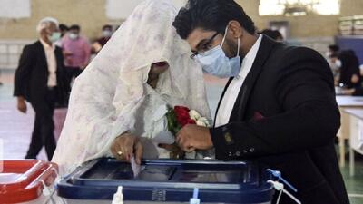 عقد زوج جوان نیشابوری در کنار صندوق رای