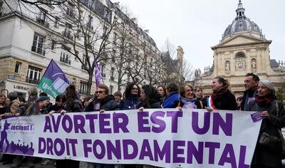 زنان فرانسوی حق سقط‌جنین را گرفتند!