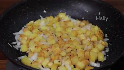 (ویدئو) نحوه پخت یک صبحانه کانادایی خوشمزه با سیب زمینی و تخم مرغ