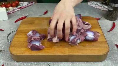 (ویدئو) اگر یک کیلو سنگدان مرغ در خانه دارید، این غذای آلمانی خوشمزه را درست کنید