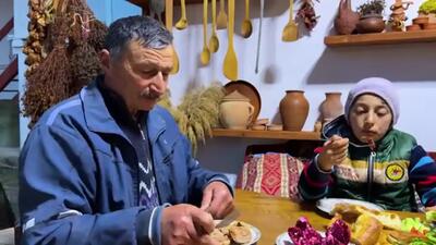 (ویدئو) طرز تهیه یک غذای محلی با سیرابی بزرگ گاو توسط یک بانوی آذربایجانی
