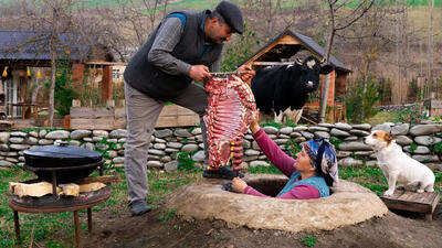 (ویدئو) فرآیند پخت بره در تنور زیرزمینی به سبک یک زوج مشهور روستایی آذربایجانی