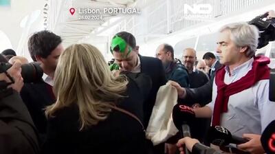 (ویدئو) لحظه خالی کردن رنگ سبز روی سر یک سیاستمدار