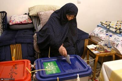 لحظه رای دادن دختران و عروس امام  خمینی(ره)  +عکس