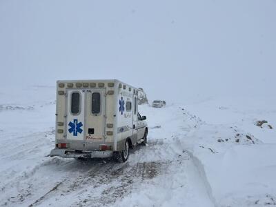 نجات مادر باردار گرفتار در برف ۱.۵ متری با تراکتور