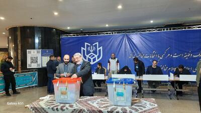 ببینید | وزیر کشور دولت روحانی رأی خود را به صندوق انداخت
