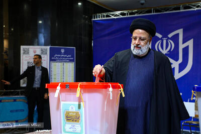 تصاویر | ژست خاص رئیسی در هنگام انداختن رای خود به داخل صندوق در انتخابات