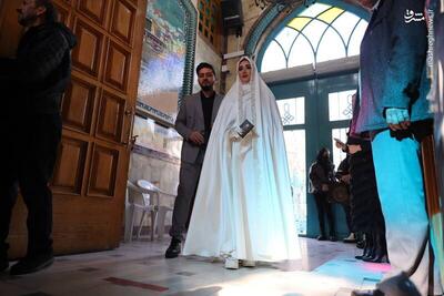 عکس/ حضور عروس و داماد تهرانی در حسینیهٔ ارشاد