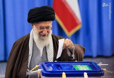فیلم/ لحظه ورود رهبر انقلاب به حسینه امام خمینی(ره) پای صندوق رای