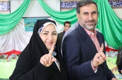 فرماندار لار و همسرش رای خود را به صندوق انداختند