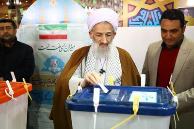 نماینده ولی فقیه در مازندران رای خود را به صندوق انداخت