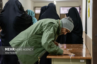 حضور مردم پای صندوق اخذ رای در تایباد
