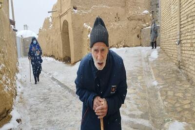 پیرمرد ۹۰ ساله کوهبنانی در اوج بارش برف در انتخابات شرکت کرد