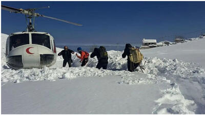 نجات گردشگران گرفتار شده در برف روستای جواهردشت