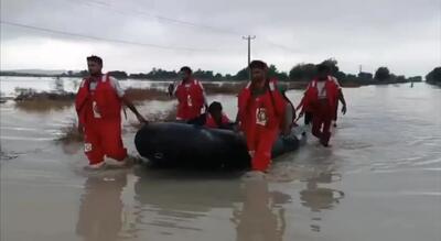 فیلم امدادرسانى با قایق در مناطق سیل‌زده دشتیاری