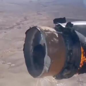 فیلمی ترسناک از آتش گرفتن موتور هواپیما / می‌سوزد اما پرواز همچنان ادامه دارد!