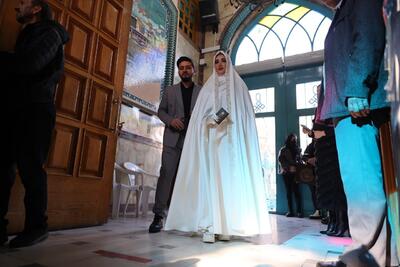 عروس و داماد تهرانی پای صندوق رای
