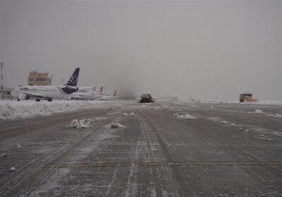 انجام پروازهای ورودی و خروجی همزمان با بارش شدید برف در فرودگاه بین‌المللی شهید هاشمی‌نژاد- فیلم دفاتر استانی تسنیم | Tasnim