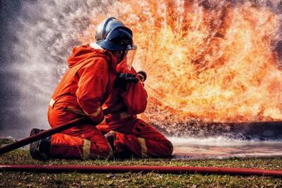 مهار آتش‌سوزی گسترده در یزد و مصدوم‌شدن آتش‌نشان | پایگاه خبری تحلیلی انصاف نیوز