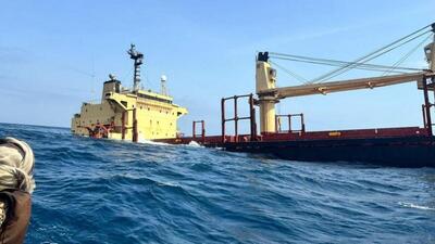 کشتی باری بریتانیایی که یمن با موشک زده بودند، در دریای سرخ غرق شد